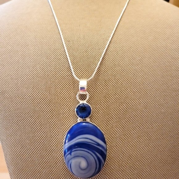 Charming Banded Agate Gemstone Pendant Necklace - Picture 3 of 10